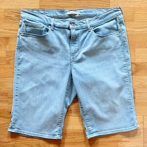 Levi’s Classic Denim Bermuda Shorts in a Light Wash | 32
